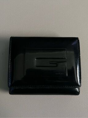 Authentic Gucci Black Patent Leather Bi-Fold Wallet with Embossed G